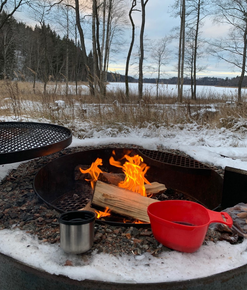 Vid Sörsjön finns en eldstad.