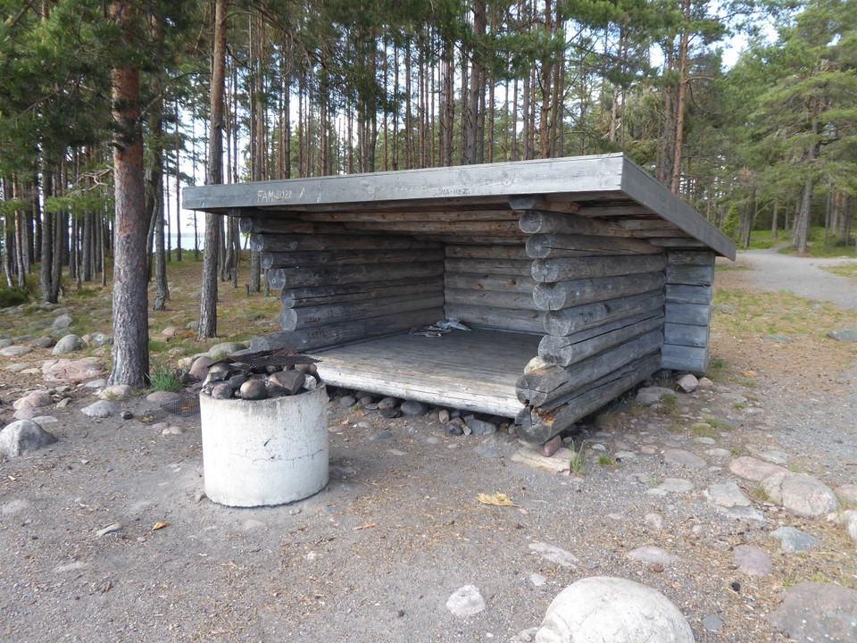 Vindskydd med eldstad på Arnäs udde