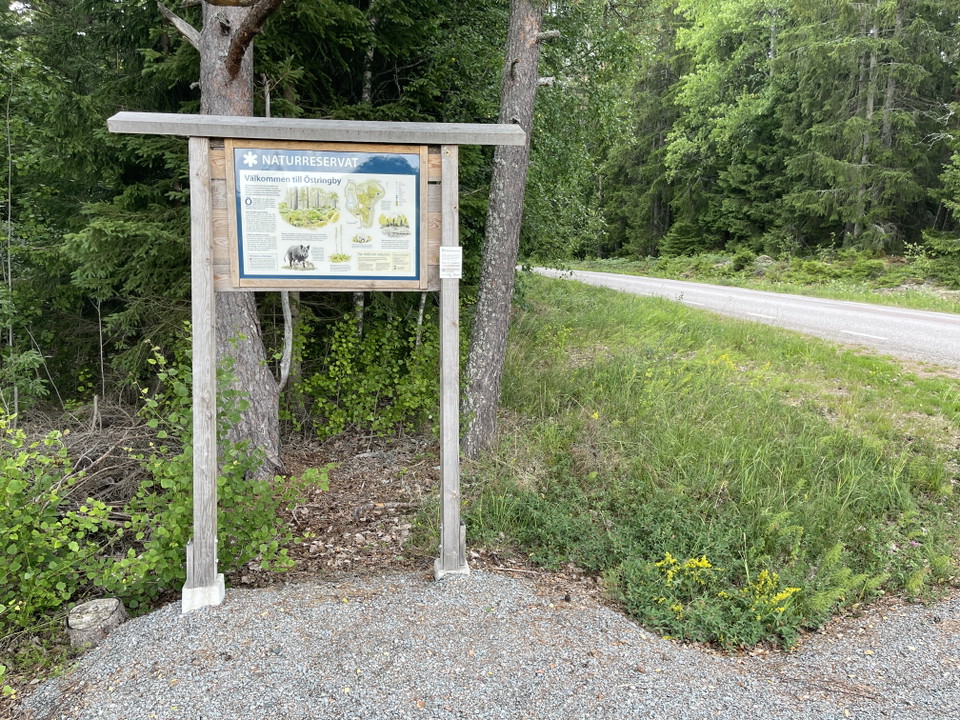 Informationstavla vid sidan av landsväg.