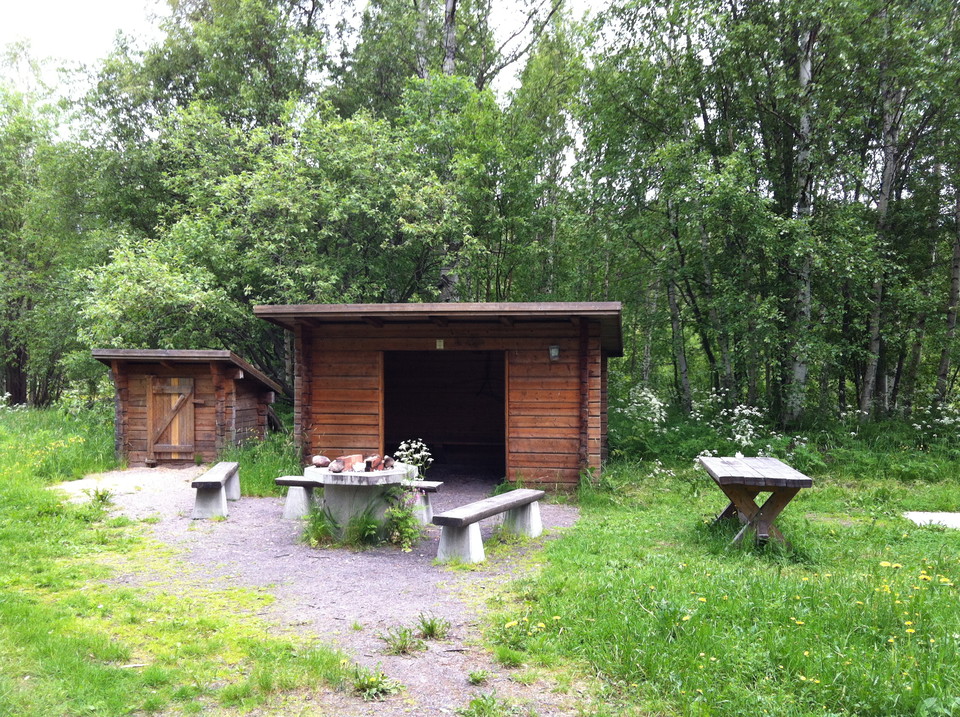 Vindskydd och eldstad