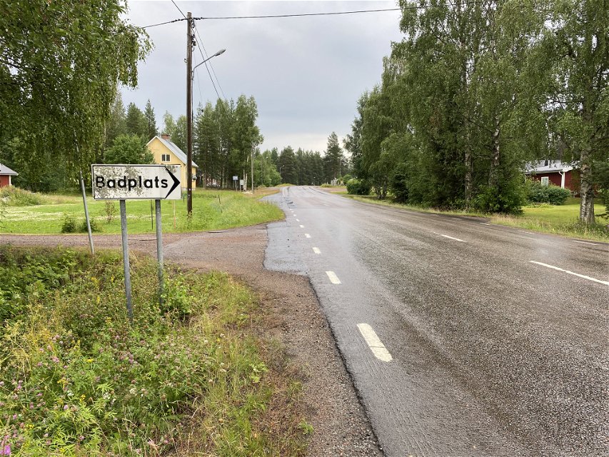 The sign along the road that says "Badplats", meaning swimming spot