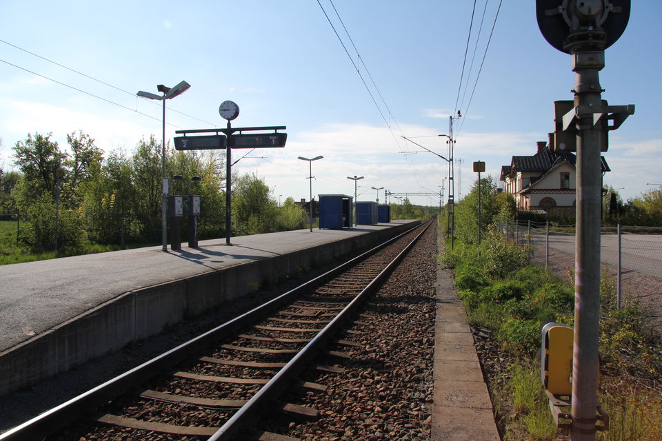 Tågstation med räls och perrong.