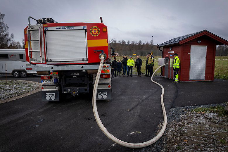 Brandkåren fyller vatten vid vattenkiosken