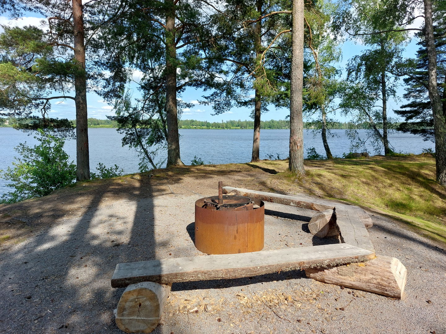 Grillplats med sjöutsikt