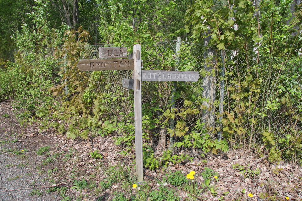 Träskyltar som visar vägen.