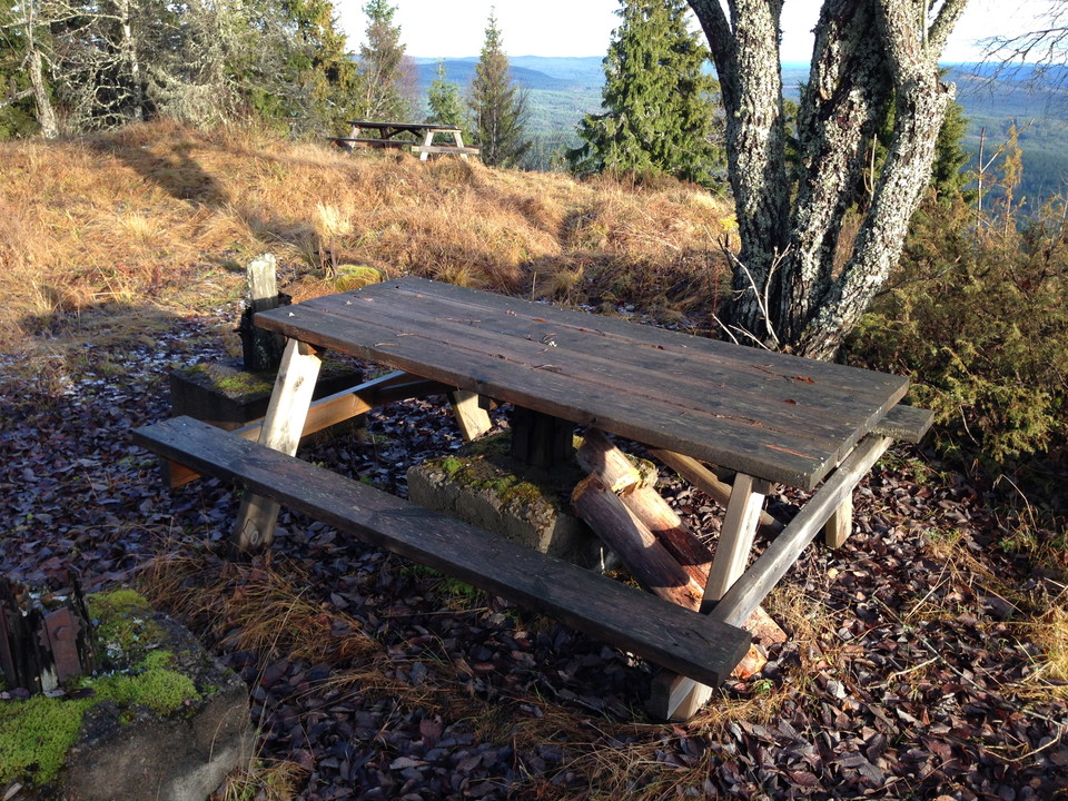 Fler bänkbord finns med vacker utsikt.