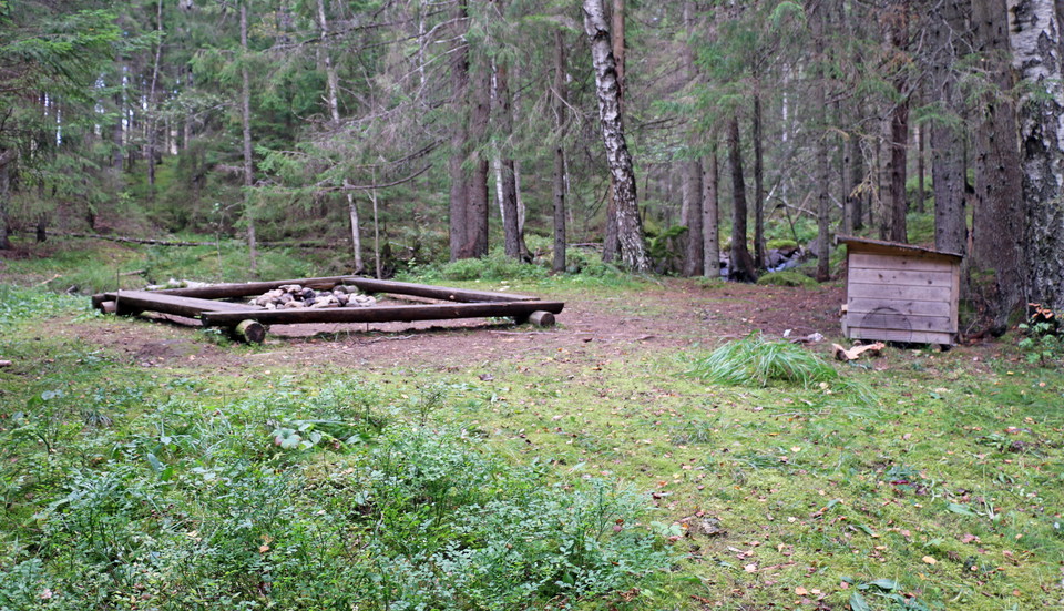 Rastplats med bänkar och eldstad.