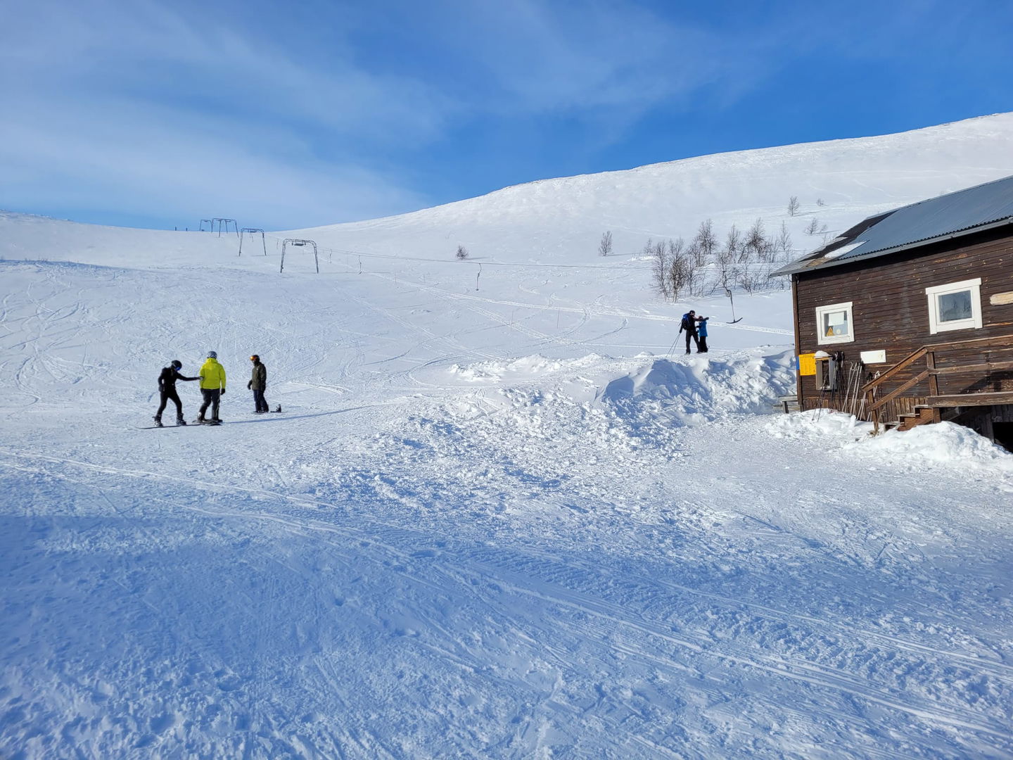 Slalombacke med mycket snö