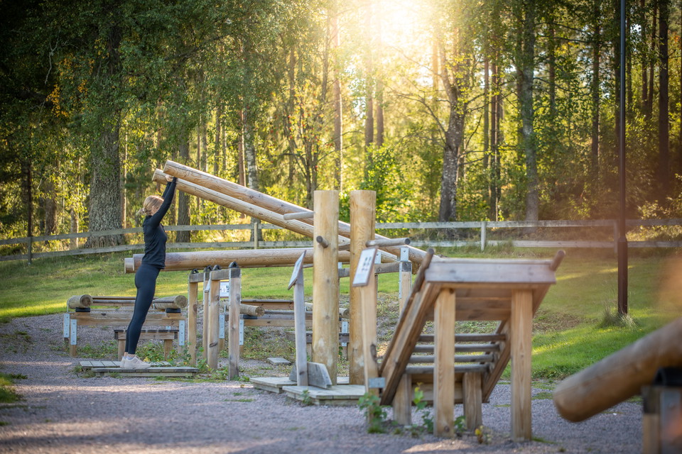 En person testar utegymmet