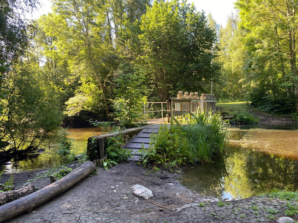 Lyft förbi dämmet nära Vällen