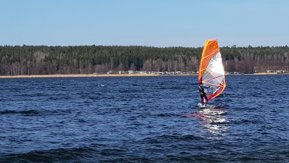 Vindsurfing vid Fågelöudde. Foto Lidingö stad