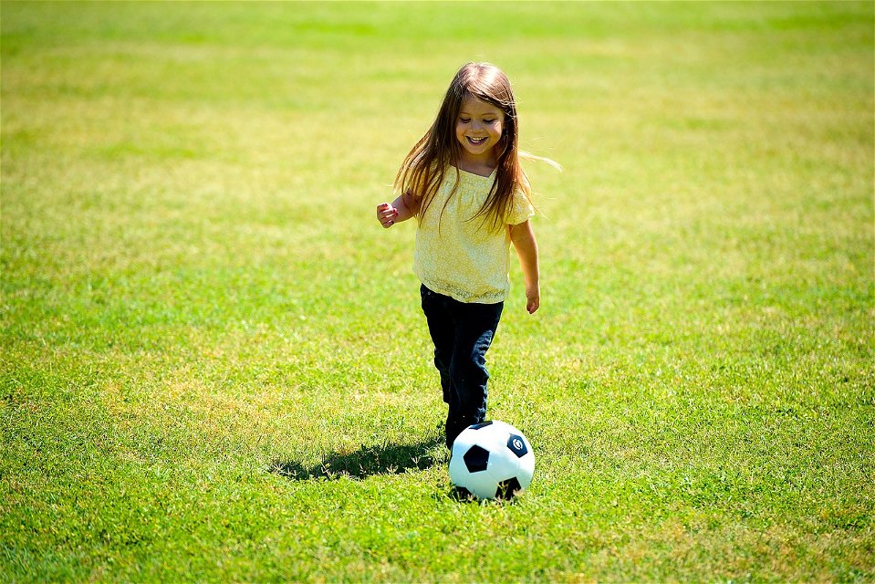 Flicka som spelar fotboll