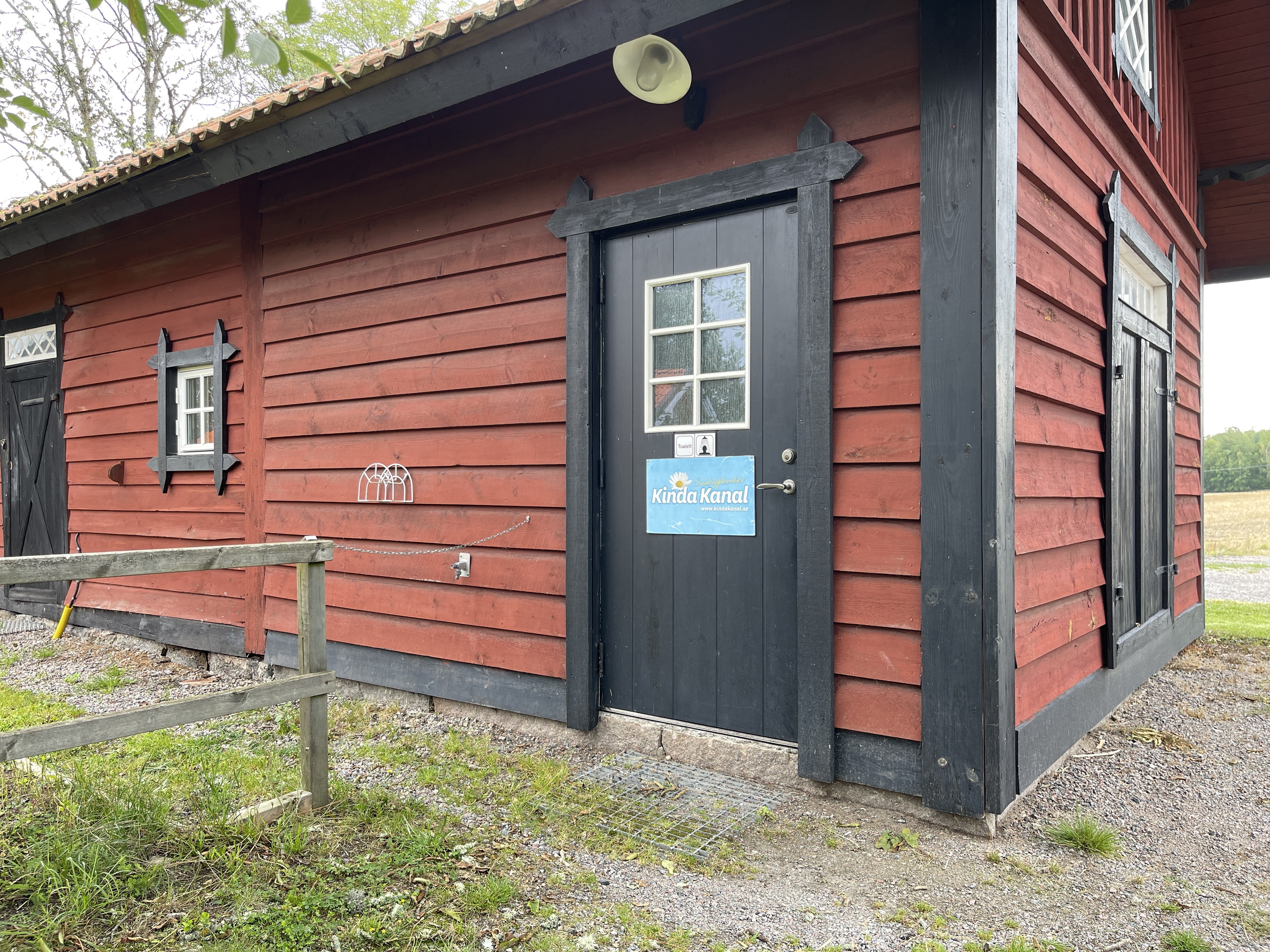 Faciliteter vid Hamra slussar med toalett, dusch, köksmöjligheter, färskvatten.