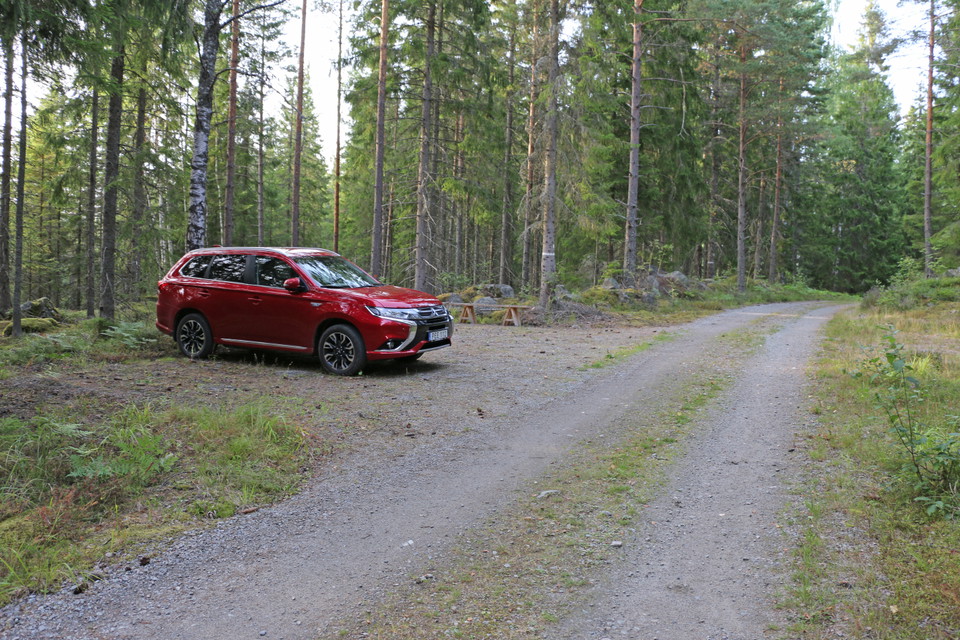 Bil parkerad på parkeringsplats.