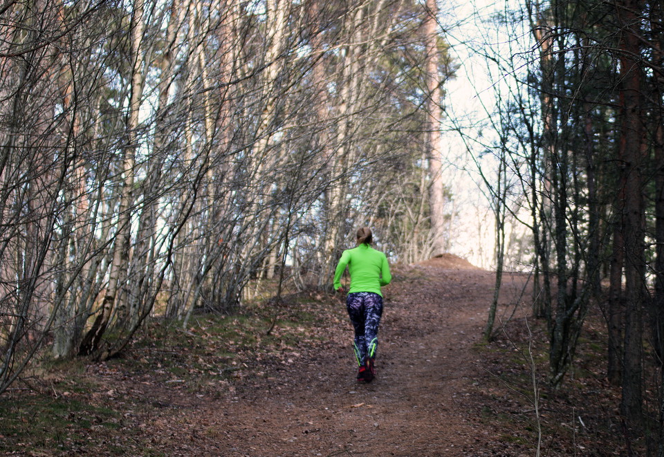 En person joggar i en uppförsbacke.