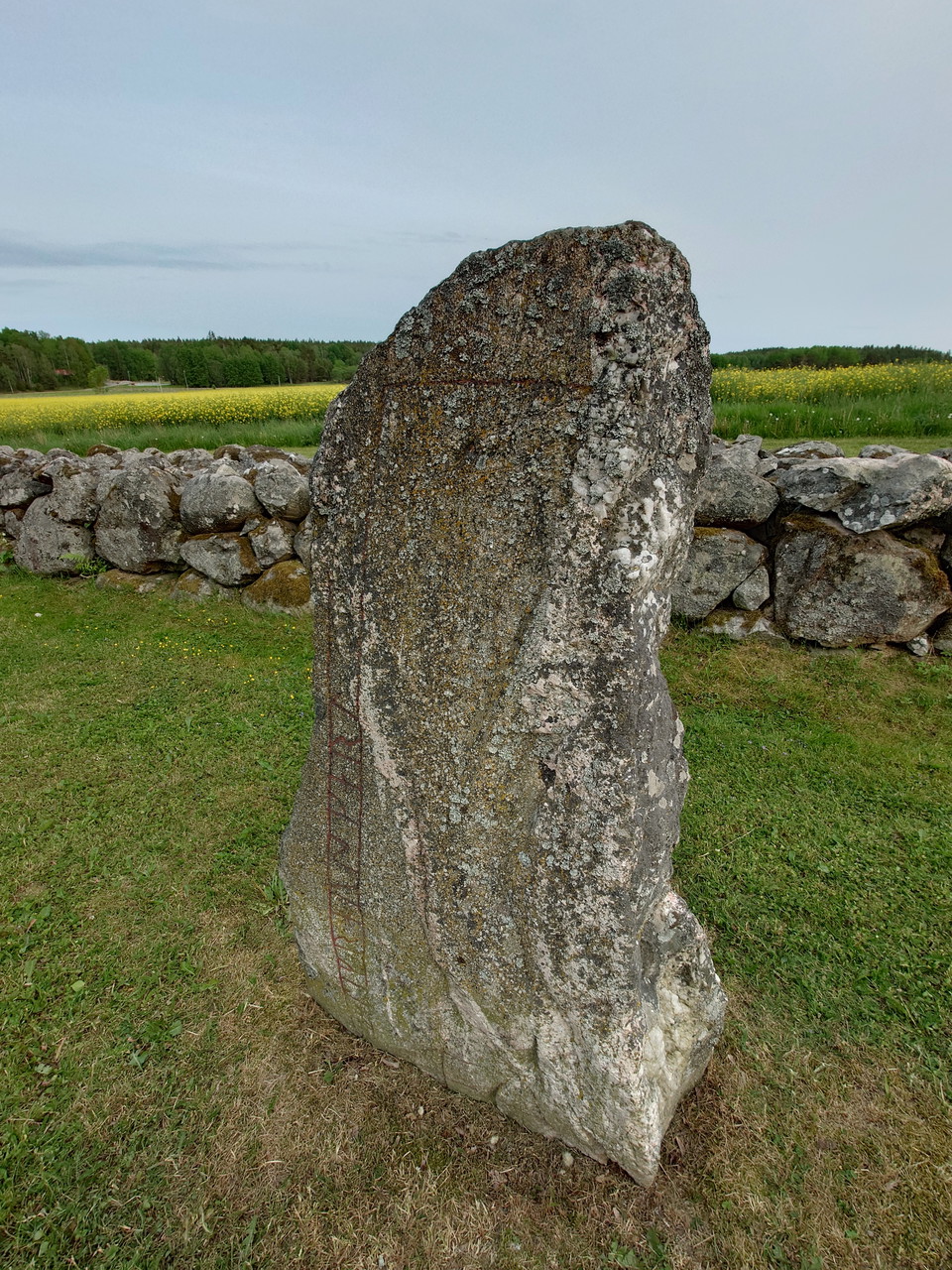 Runsten vid Össby kyrkoruin i Vallentuna