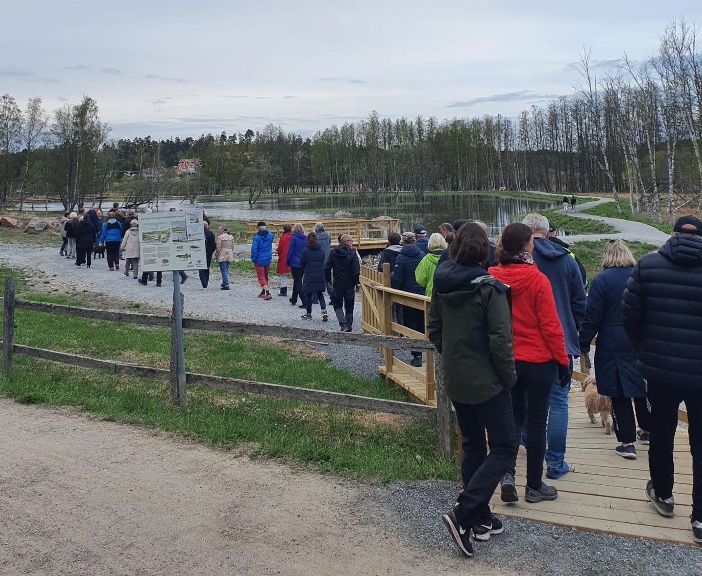 Besökare vid södra ingången till promenadstråket.