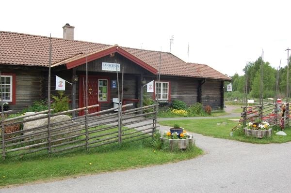 Året runt är Fänforsens restaurang öppen. Det finns även glass att köpa. 