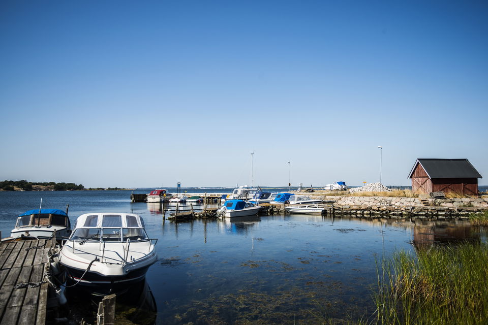 Båtar vid Bredaviks brygga