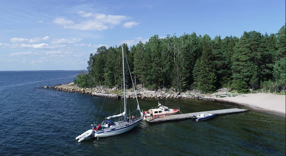 En segelbåt vid Toppatalls gästbrygga