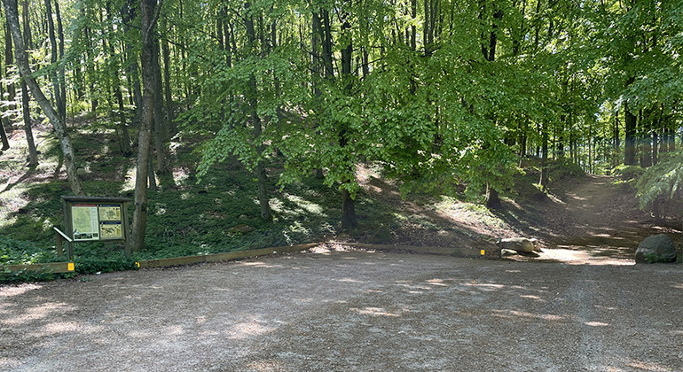 Parkering vid rastplats vid sjöns östra sida.