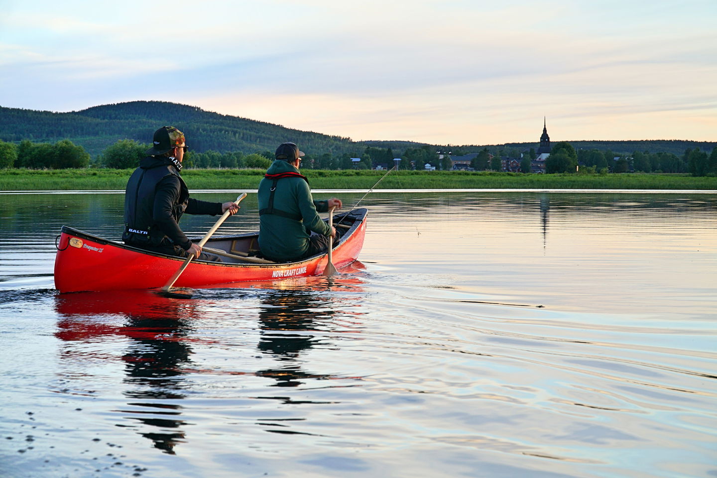 Paddling längs Kalixälven i Överkalix