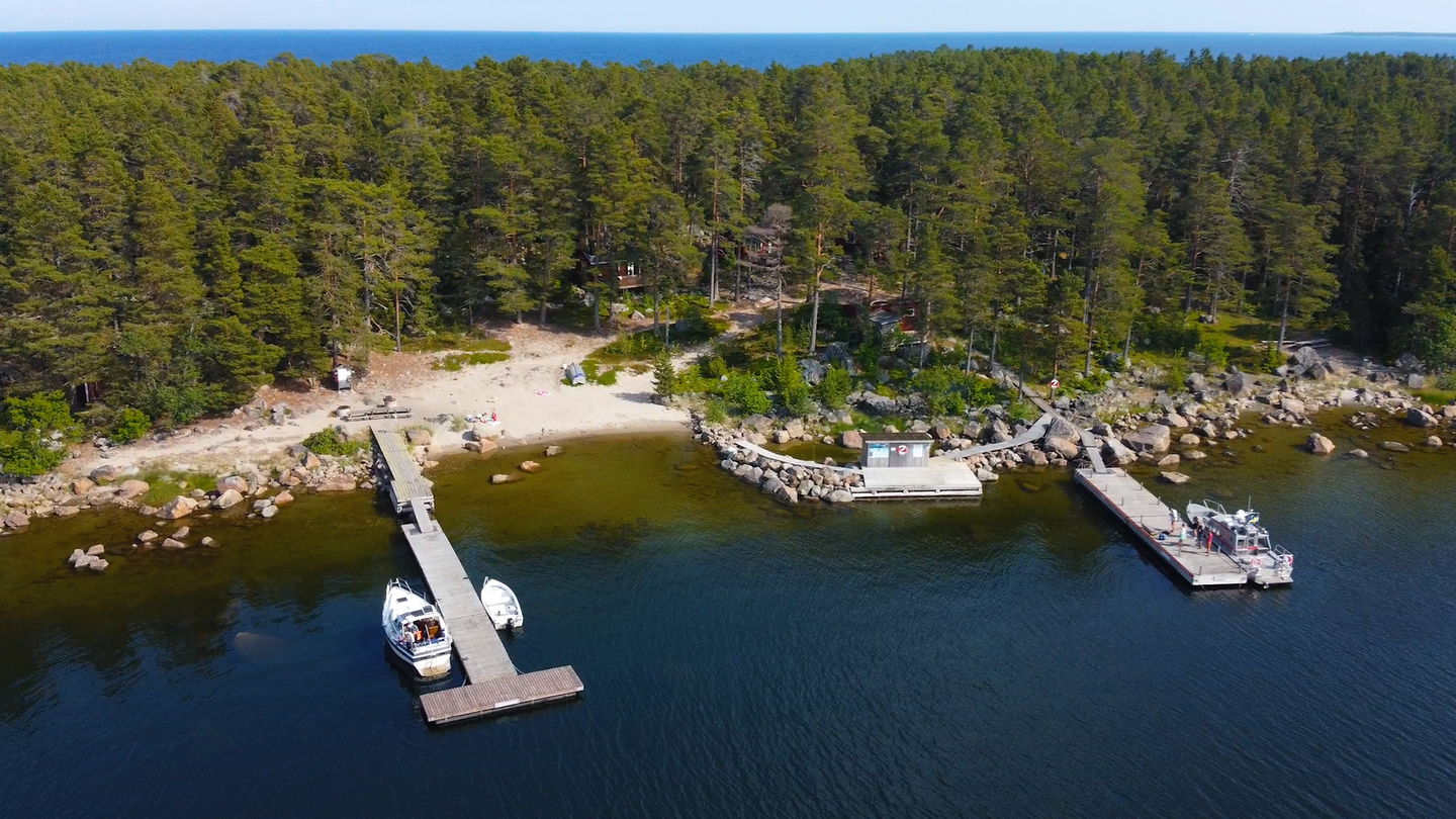 Vacker vy över gästbryggan och ön Enskär