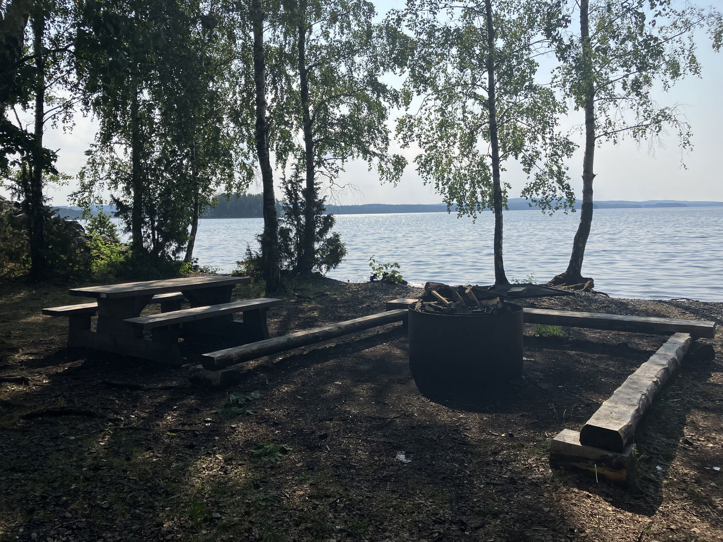 Vi lägger kontinuerligt ut lite ved för att besökare ska kunna grilla. Vi garanterar ingen ved, så mad egen om du vill vara helt säker på att kunna grilla.