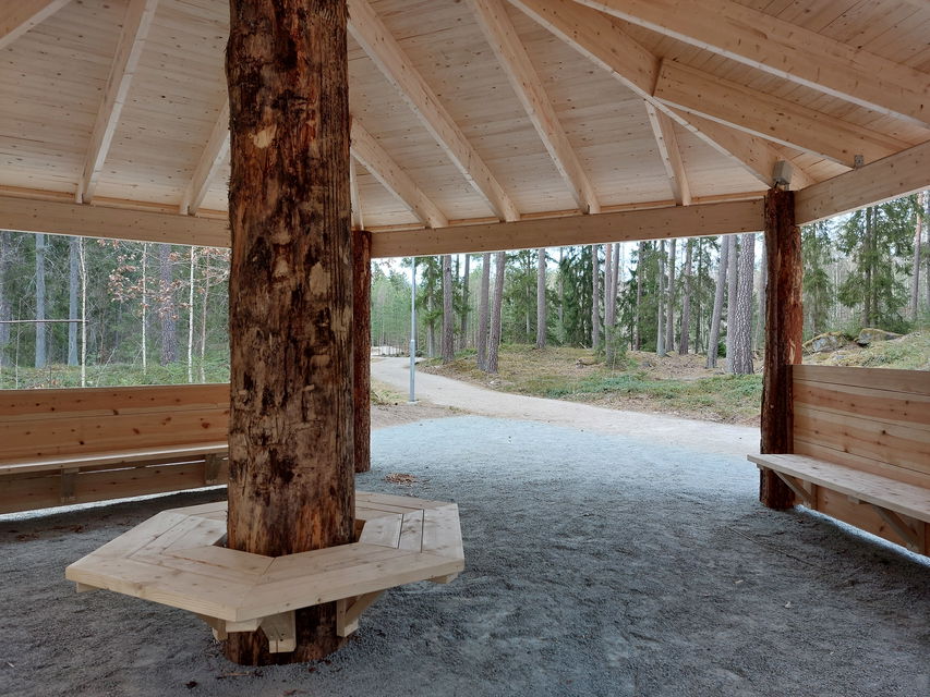 Paviljong i naturtrogen träkonstruktion