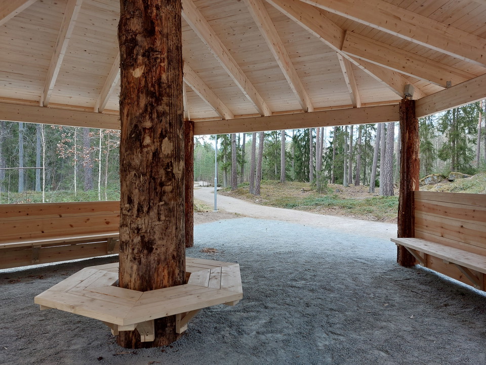 Paviljong i naturtrogen träkonstruktion