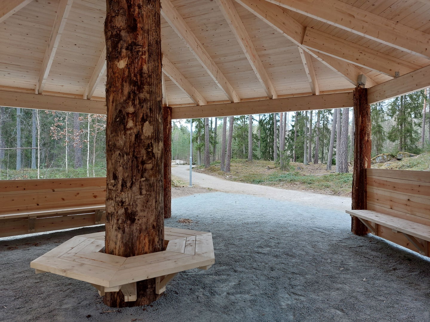 Paviljong i naturtrogen träkonstruktion