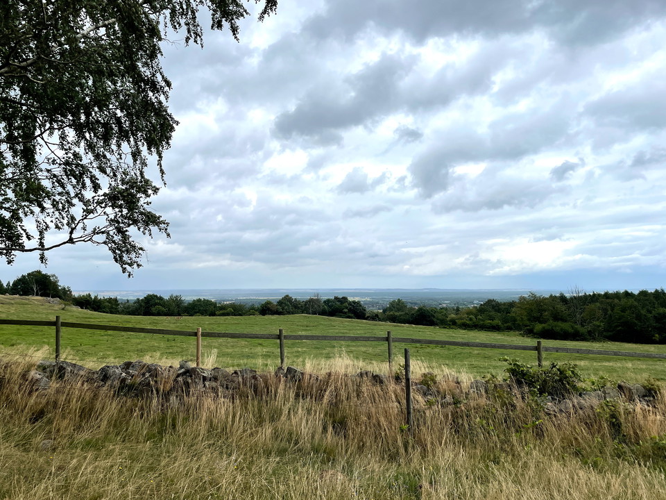 stengärdsgård och staket i sluttande terräng med milsvid utsikt