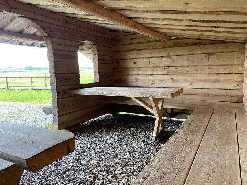 Vindskydd, bord och bänkar