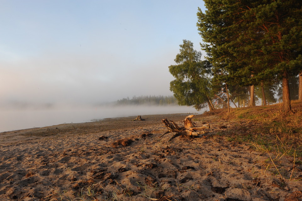 Östra sandstranden med dimma över havet.