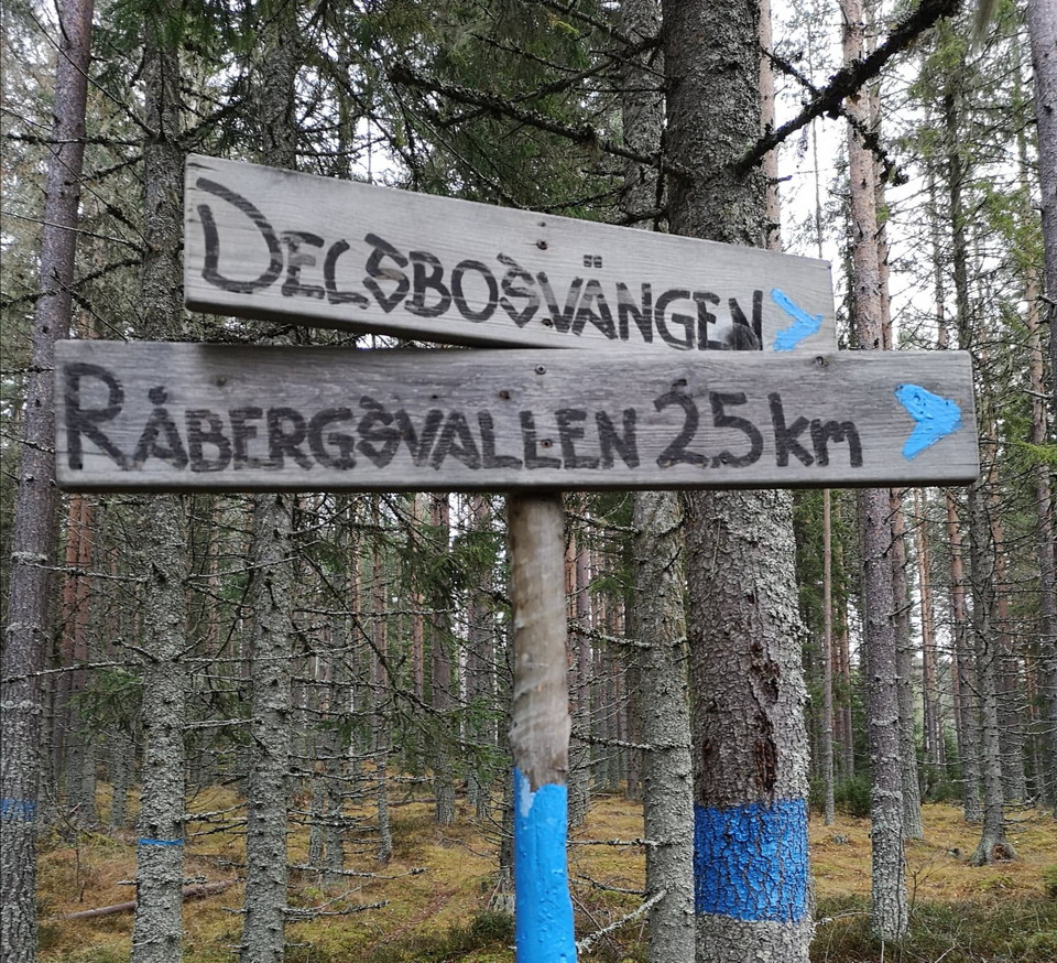 Strax innan Stömnesvallen följ skyltning mot Råbergsvallen