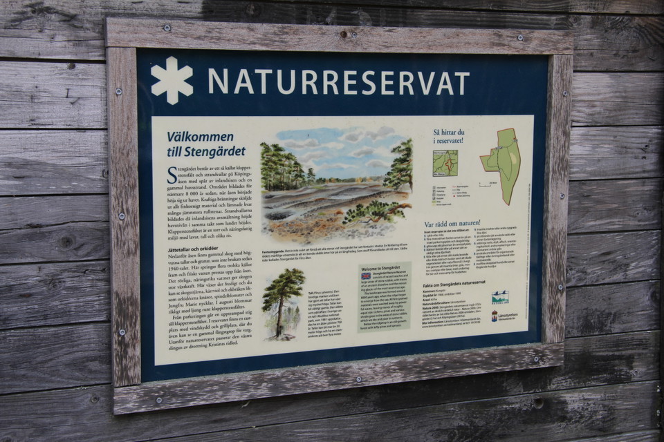 Informationstavla över naturreservatet.