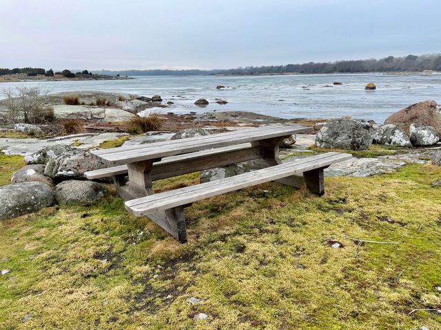 Bänkbord innanför Sysslingaholmen, Almö