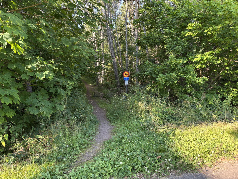 Starten av stigen vid Holmenvägen