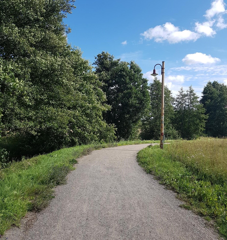 Mellan Sanda Ängar och Bollstanäs belyses stråket av lyktstolpar med konstnärlig utsmyckning.