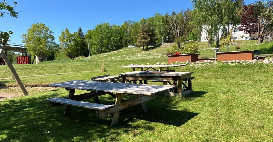 Möjligheternas trädgård, bänkar och grillbord, Valdemarsvik.