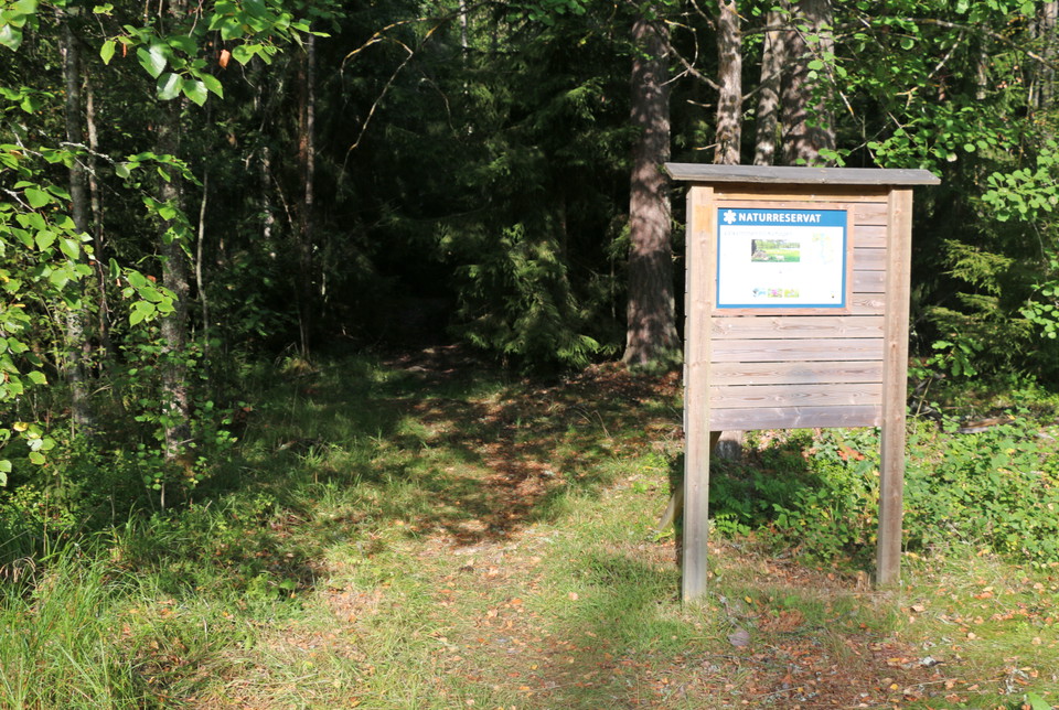 Informationstavla över naturreservatet.
