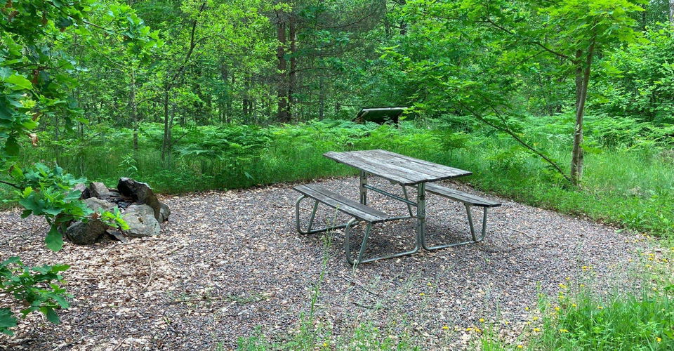 Fallingebergssjön rastplats vid Loklintsberget. Bänkbord, eldstad, vedförråd.