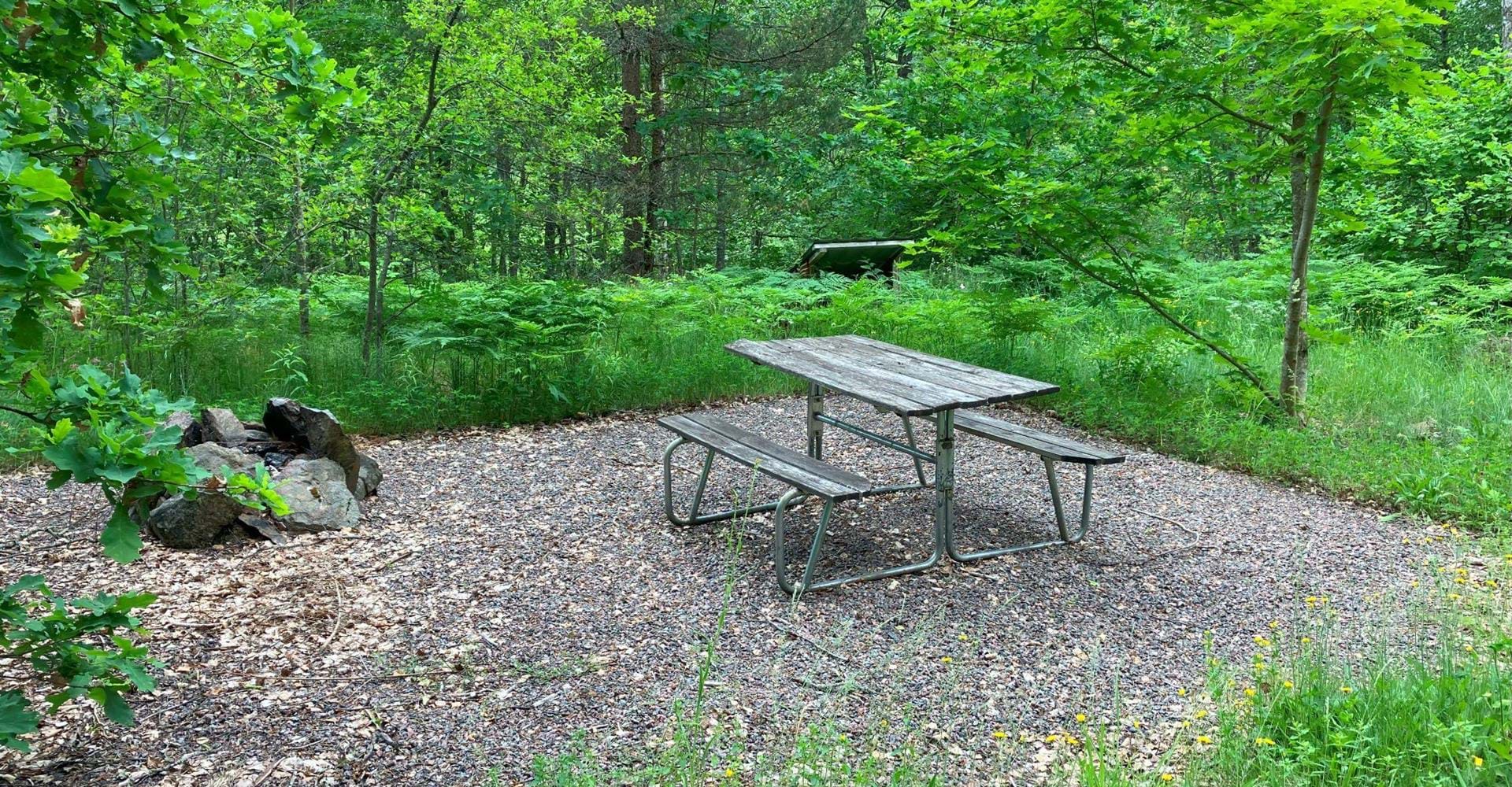 Fallingebergssjön rastplats vid Loklintsberget. Bänkbord, eldstad, vedförråd.