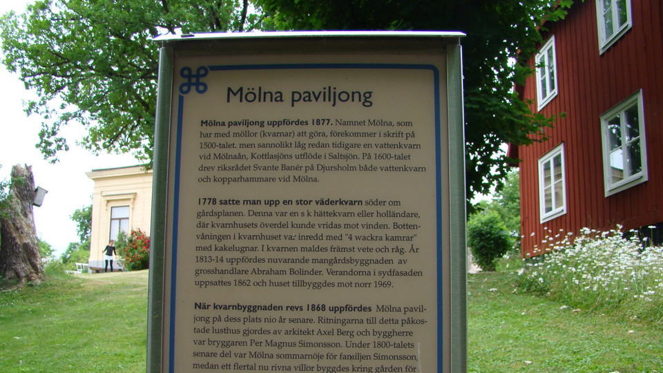 Mölna Gård med paviljong.