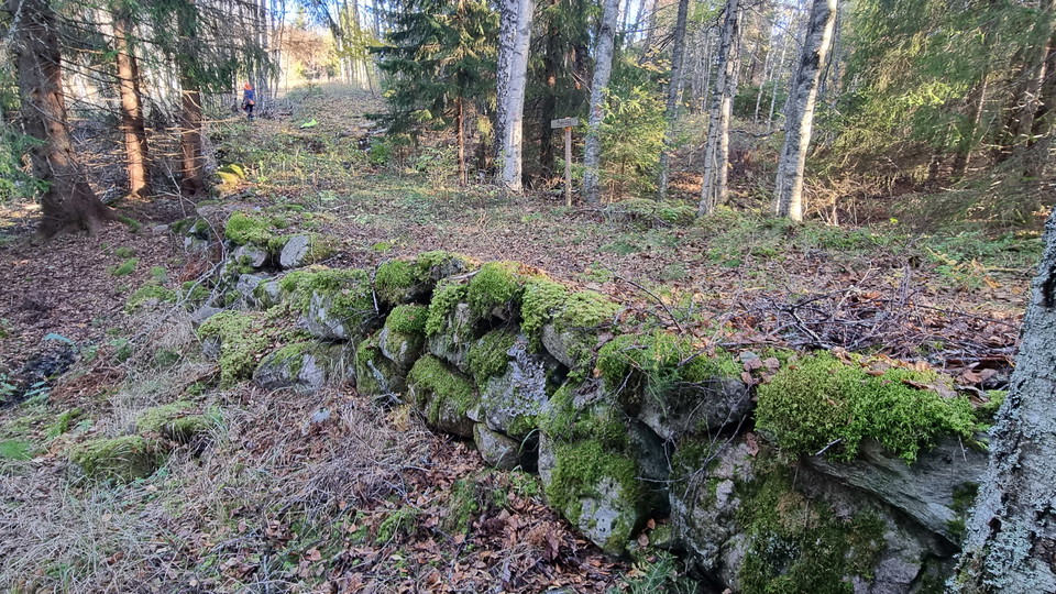 Gammal stenbro av natursten.