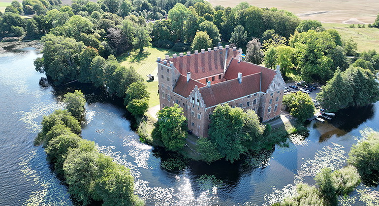 Svaneholmssjön och slottet.