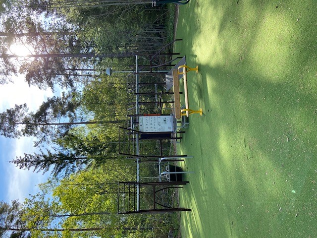 Sittbänk framför crossfitställning