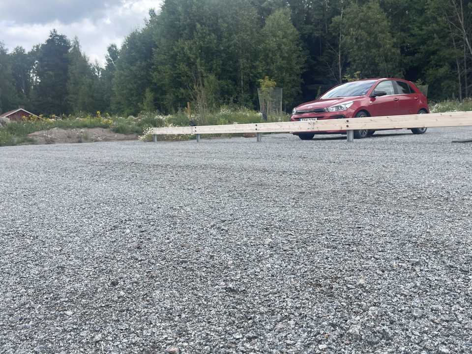 En bil står parkerad på en parkeringsplats.