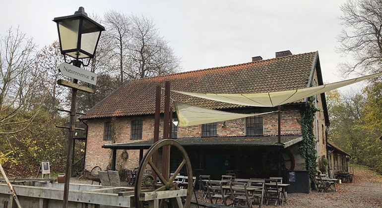 Södra ingången, via Wallåkra stenkärlsfabrik.