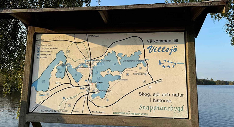 Rundslingan Vittsjön runt (10 km) börjar vid stationen och går genom reservatet.